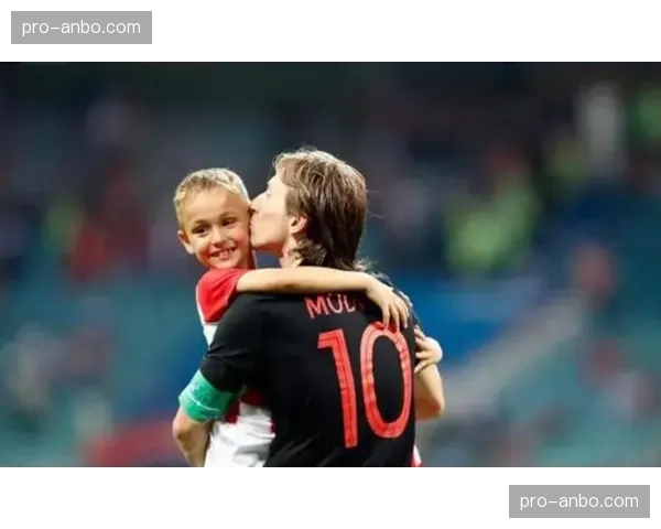 莫德里奇替补席指导年轻队友，赛后与安切洛蒂长时间交谈