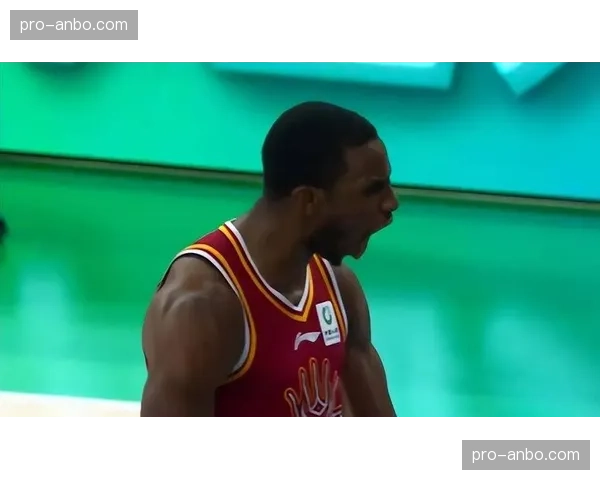 镜头捕捉：国王队替补席为一次精妙的底线空切肋部渗透战术起立欢呼